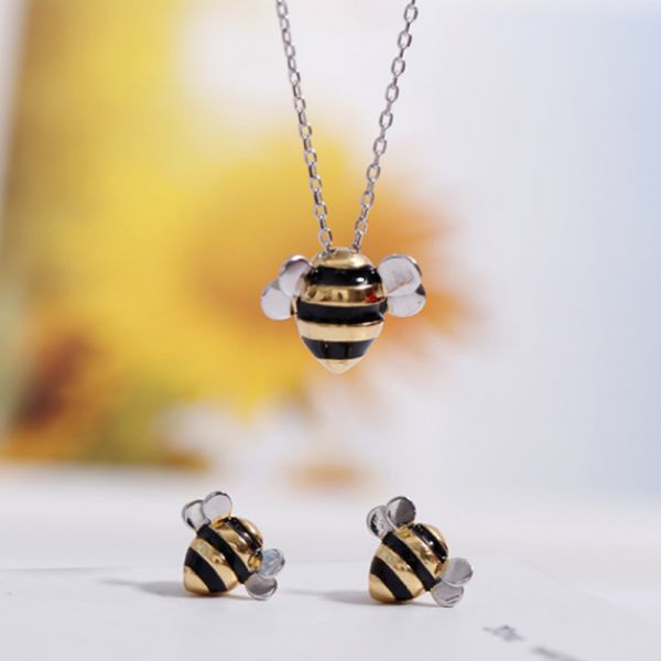 Elegant Little Bee Jewellery Set (Necklace and Earrings)