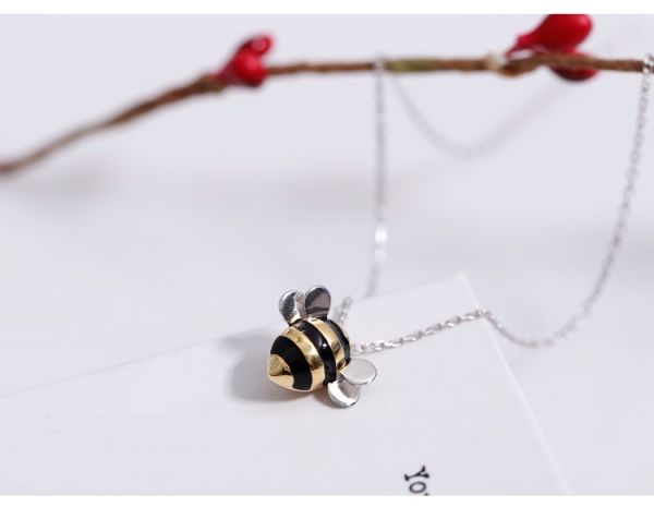 Elegant Little Bee Jewellery Set (Necklace and Earrings)