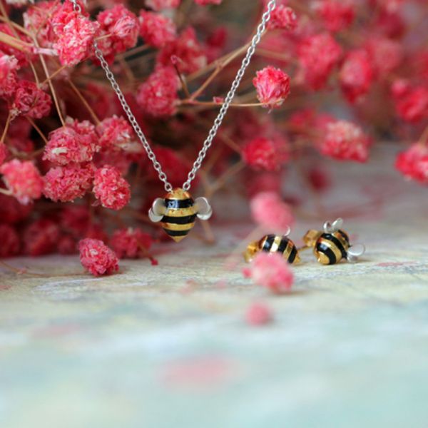 Elegant Little Bee Jewellery Set (Necklace and Earrings)